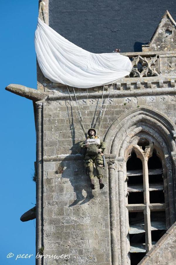 Gite De La Place De L'Eglise Sainte-Mère-Église Buitenkant foto